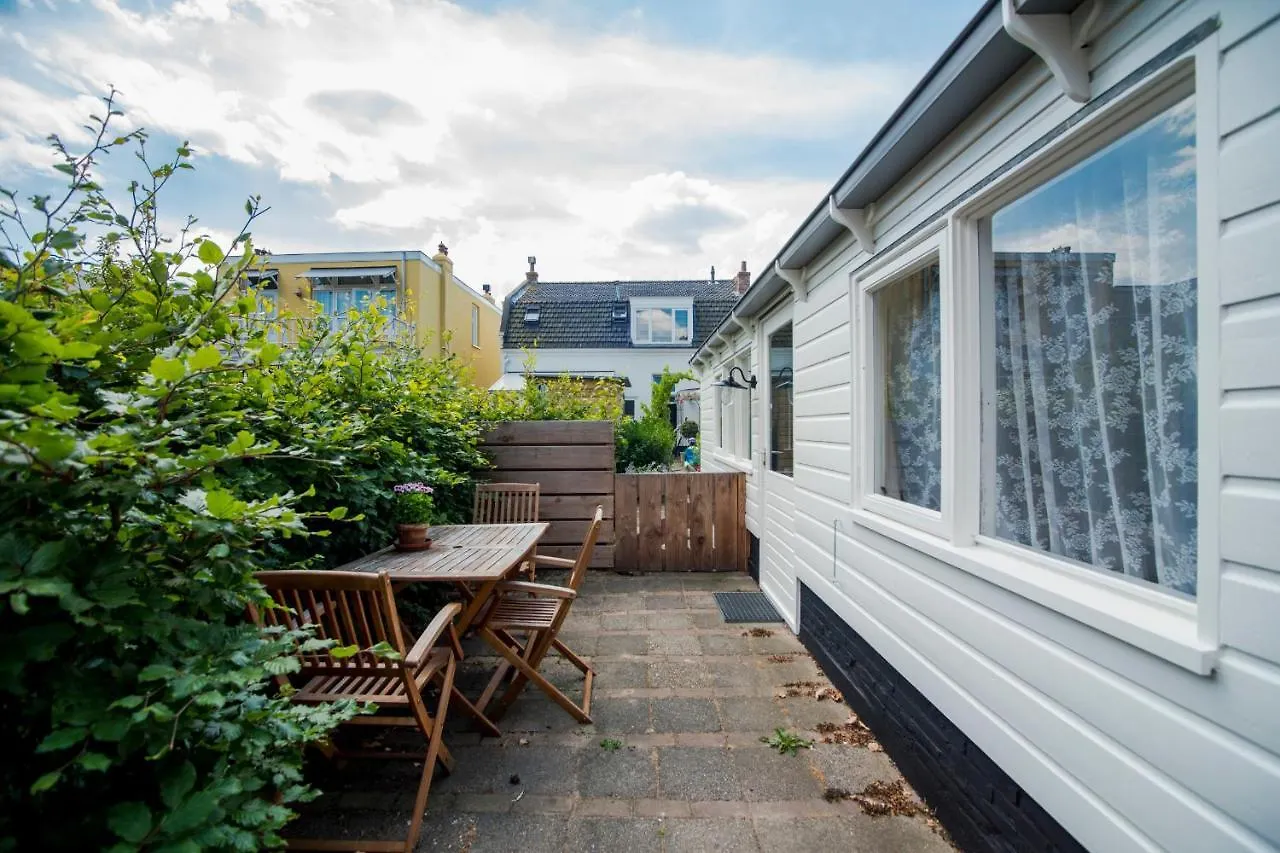 Semesterbostad Therese Characteristic Garden Cottage Zandvoort