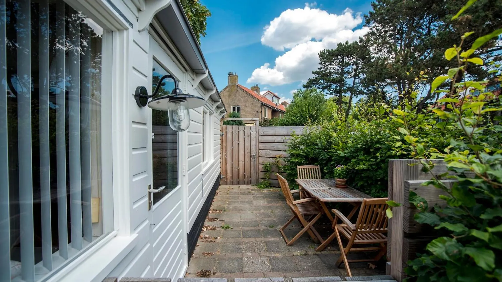 Semesterbostad Therese Characteristic Garden Cottage Zandvoort